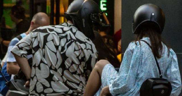 機車「後座環抱」會被罰？情侶騎車嚇壞　警方揭「4情況」會開單